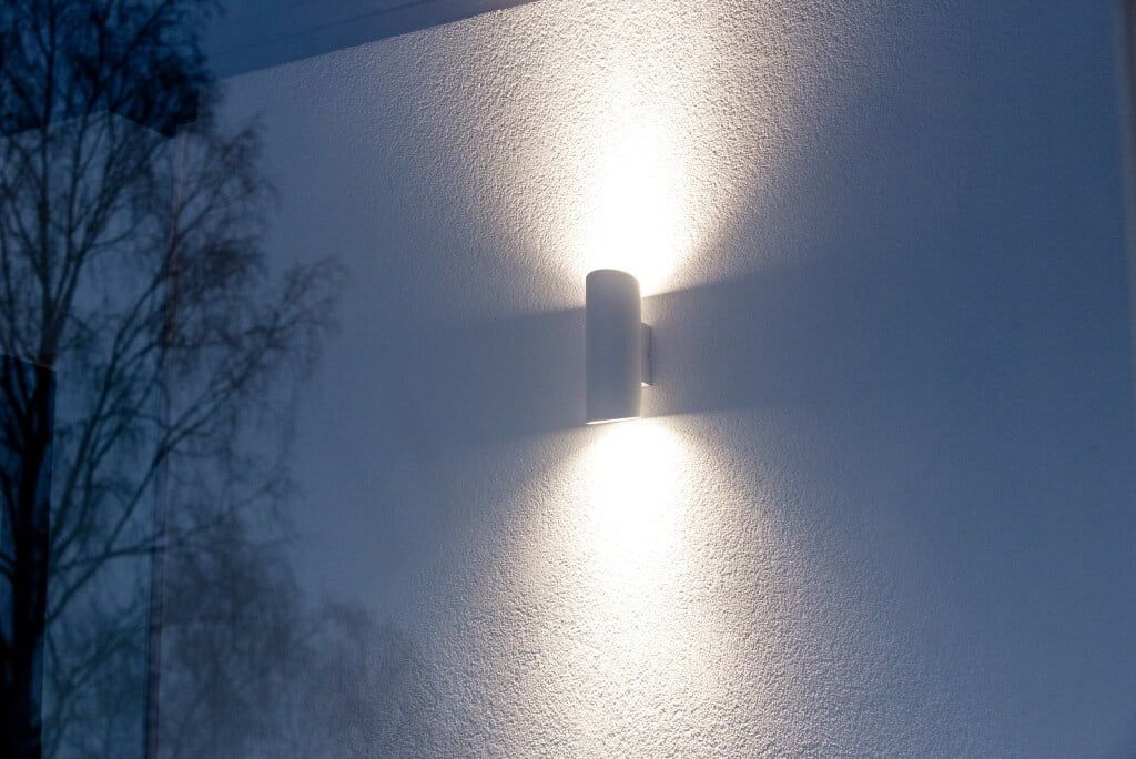 Vihreä tausta valkoinen neliö keskellä ja 'LED STORE' -teksti lihavoituin valkoisin kirjaimin, sopii täydellisesti LED-valaistusliikkeeseen.