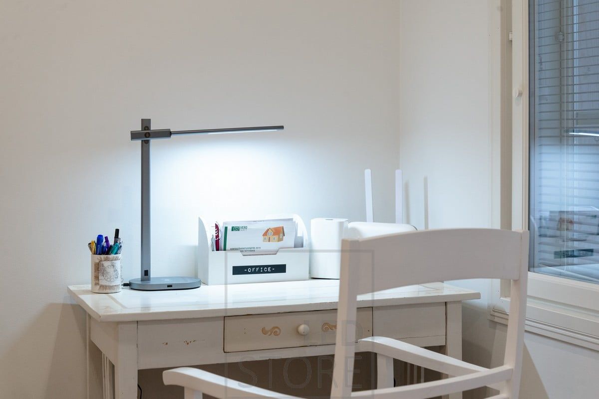 Kurki työvalaisin. Monitoimintainen valaisin langattomalla latauksella, USB-liitinpaikalla, värilämpötilasäädöllä, himmennyksellä sekä uniajastimella. Saatavana myös mustana. Ledstore.fi