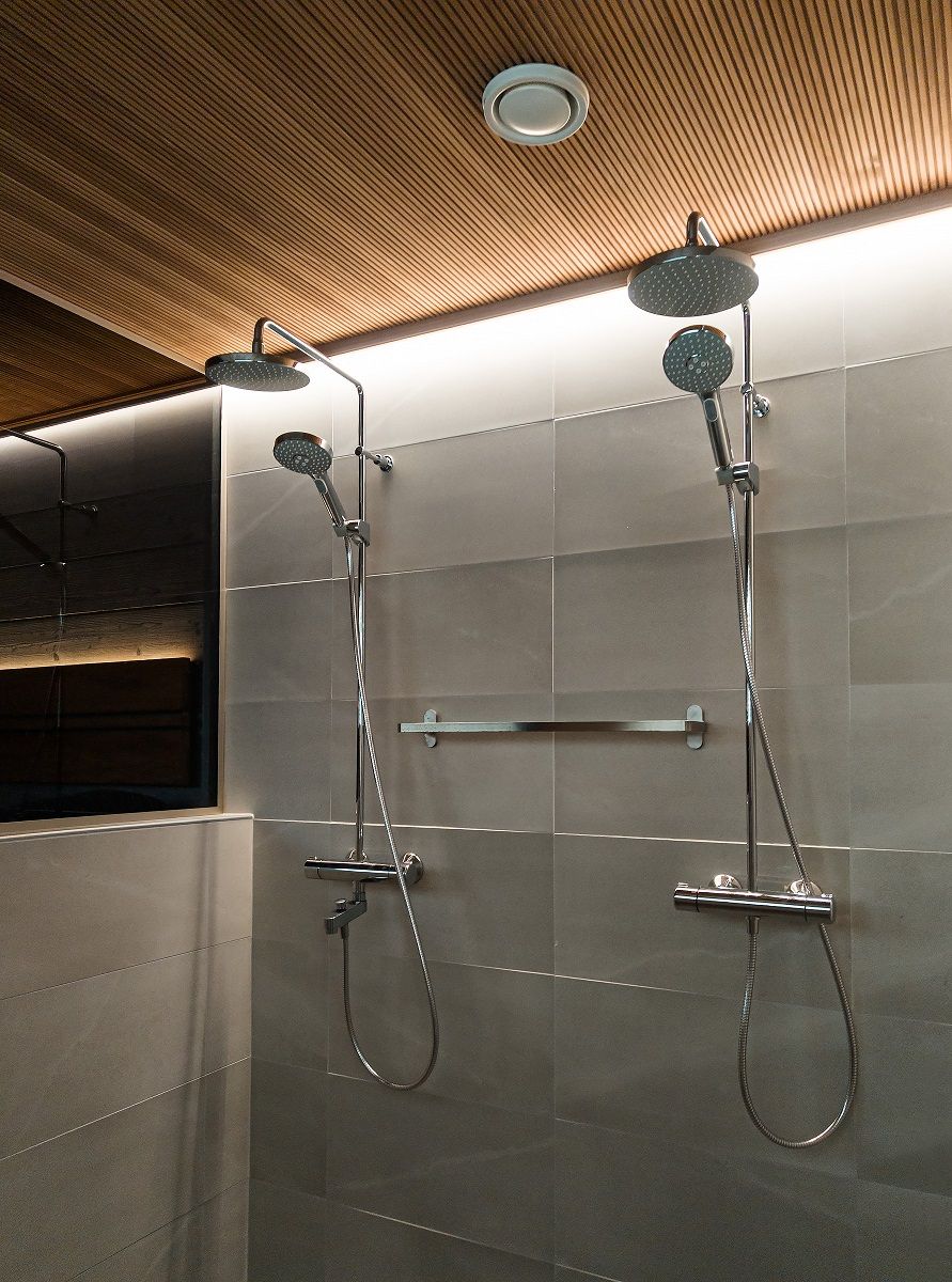 Kylpyhuoneen yhdellä seinustalla led nauha