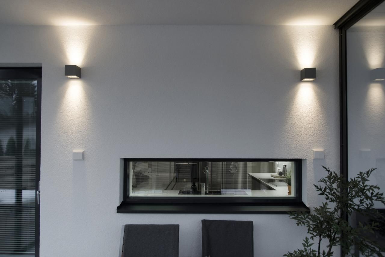 Vihreä tausta ja valkoinen neliö, jossa näkyy 'LED STORE' lihavoituin valkoisin isoin kirjaimin korostaen energiatehokkaita valaistusvaihtoehtoja.