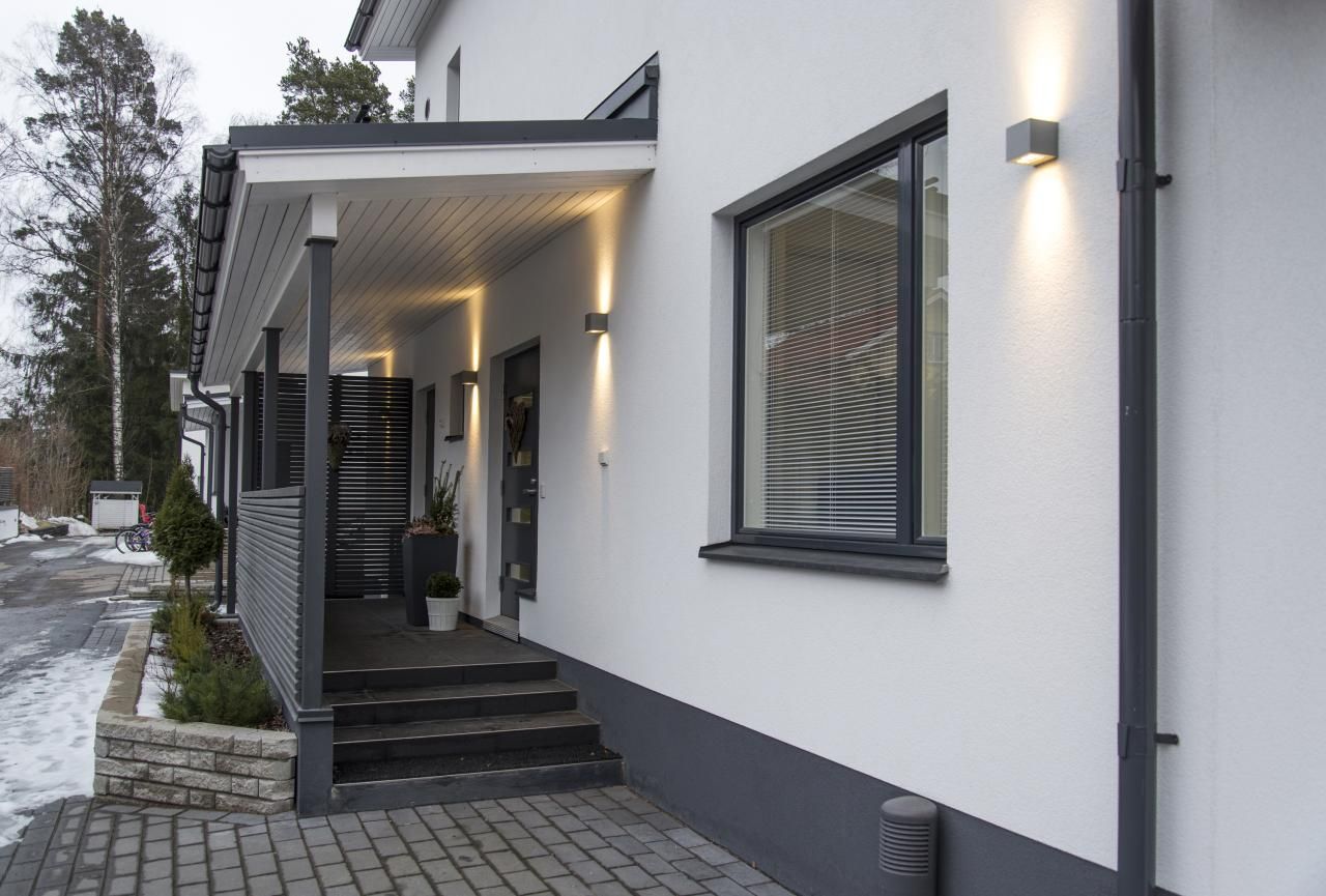 SEO Vaihtoehtoinen teksti: "LED STORE -logo: Valkoinen neliö, jossa on valkoinen LED STORE, pinottu pystysuoraan vihreälle taustalle ja edustaa energiatehokasta valaistusta.