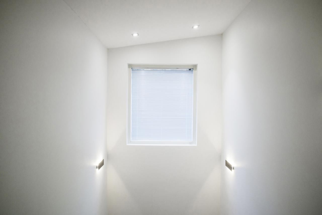 Vihreä tausta, valkoinen neliö keskellä, jossa "LED STORE" lihavoituin, pinotuin kirjaimin korostaa energiatehokkaita valaistusratkaisuja.