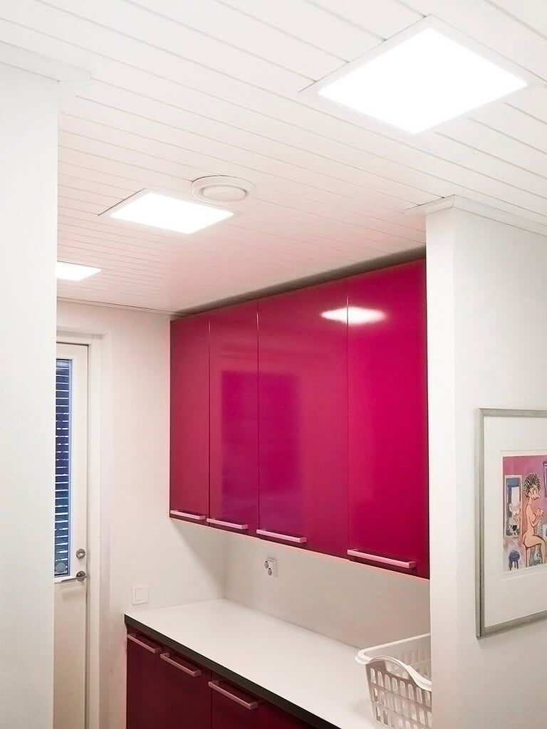 LED STORE -logo vihreällä taustalla ja keskellä valkoinen neliö, joka optimoi ympäristöystävällisiä LED-valaistusratkaisuja.