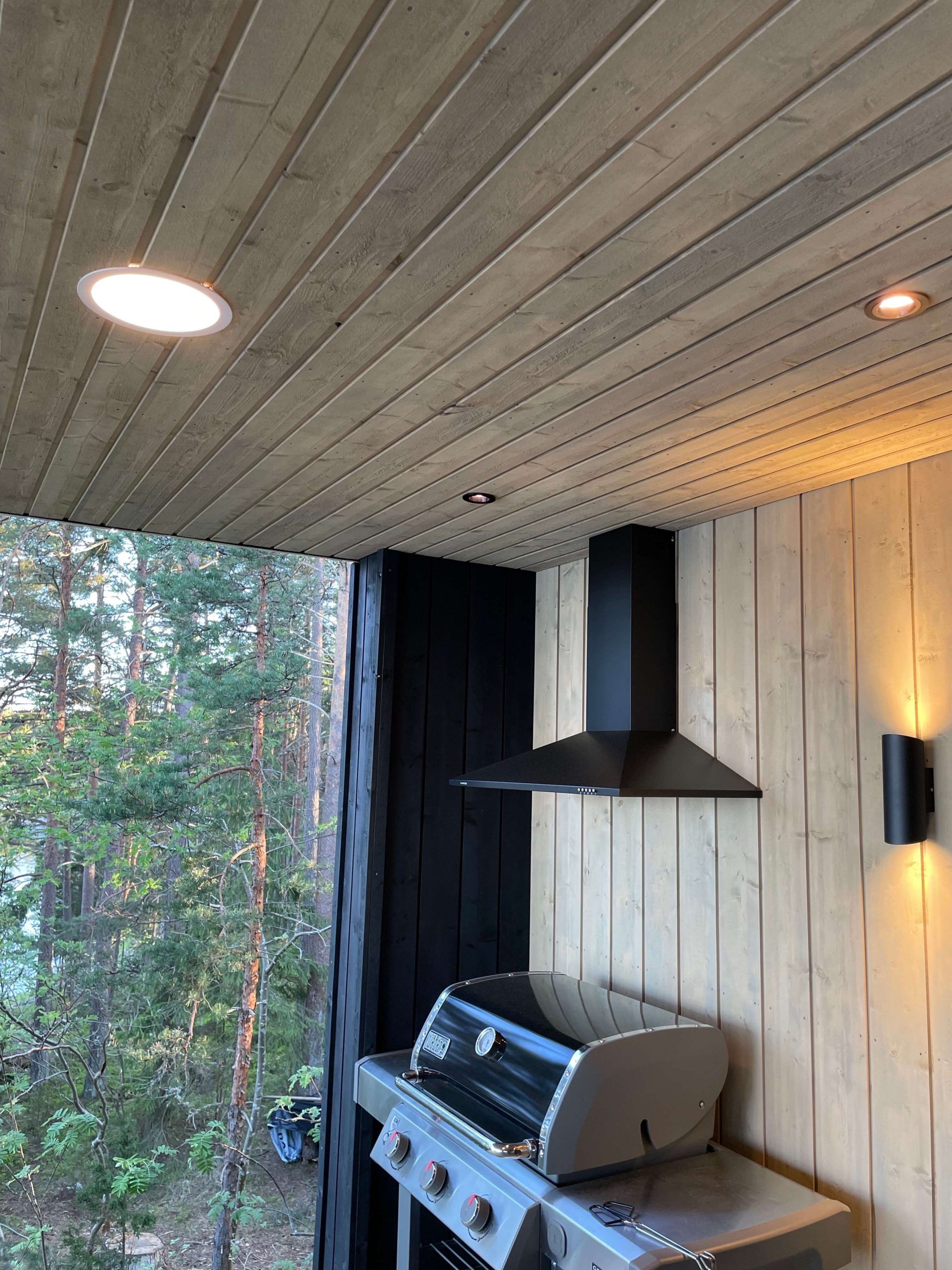 Kesäkeittiön valaistus 023 spoteilla, plafond valaisimella ja mustilla Viisto 2 valaisimilla.