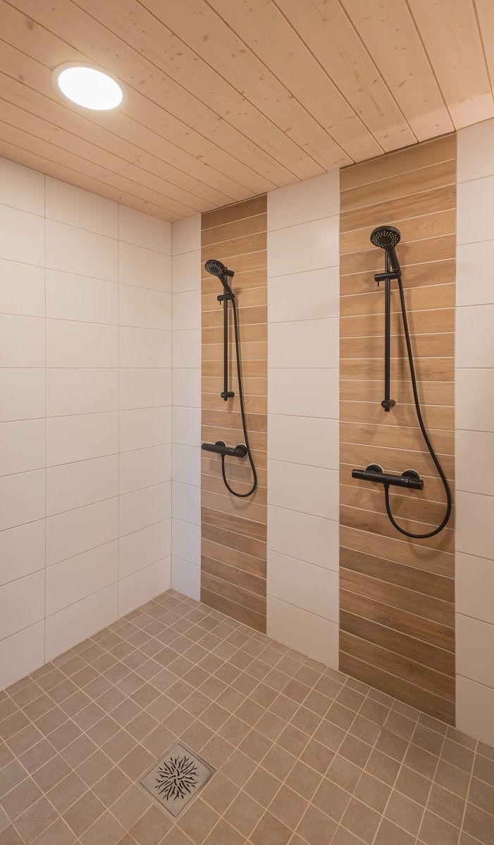 Suihkutilan valaistuksessa on käytetty matalia PLAFOND valaisimia.
