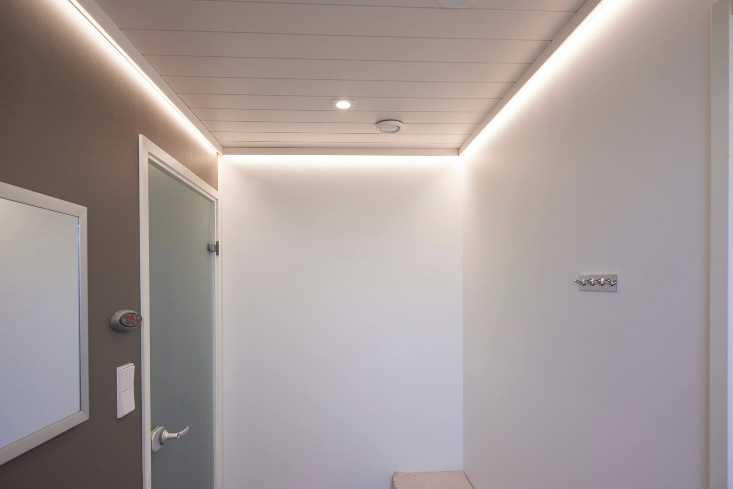 LED STORE -logo vihreällä taustalla: valkoinen neliö, jossa lihavoitu valkoinen "LED STORE" -teksti, joka korostaa ympäristöystävällisiä LED-valaistusratkaisuja.