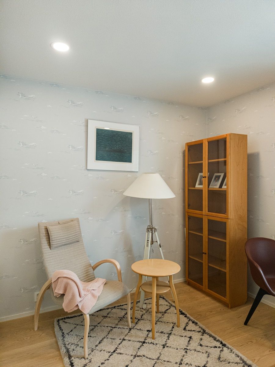 Työhuoneen katossa pieniä pyöreitä paneelivalaisimia