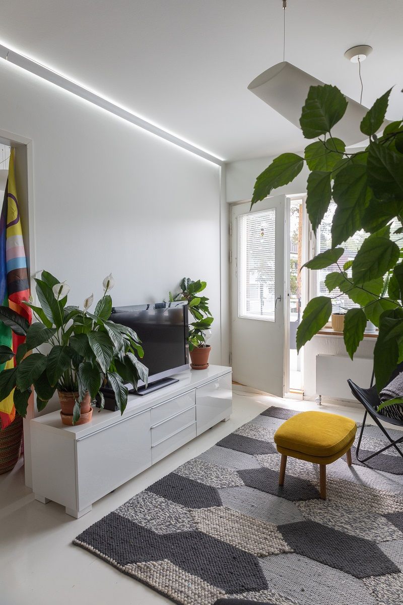 Kahteen suuntaan valaiseva led profiili olohuoneen katonrajassa.