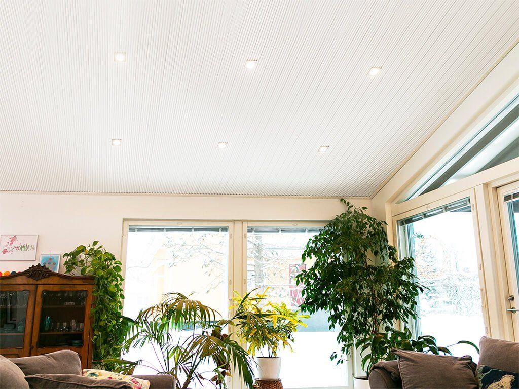 Vihreä tausta ja valkoinen neliö, jossa on lihavoitu teksti "LED STORE", joka korostaa energiatehokkaita valaistusratkaisuja.