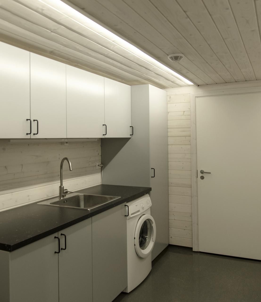 Vihreä tausta, jonka keskellä on valkoreunainen neliö, jossa teksti "LED STORE" puhtaalla, valkoisella fontilla korostaen energiatehokkaita valaistusratkaisuja.