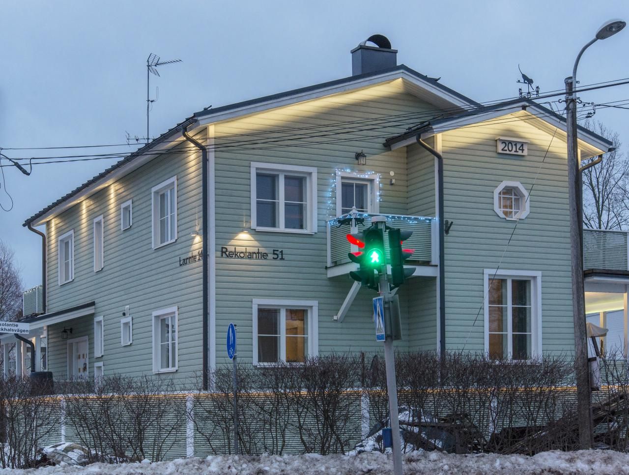 Vihreä tausta, jonka keskellä on valkoinen neliö, jossa on lihavoitu valkoinen teksti "LED STORE".