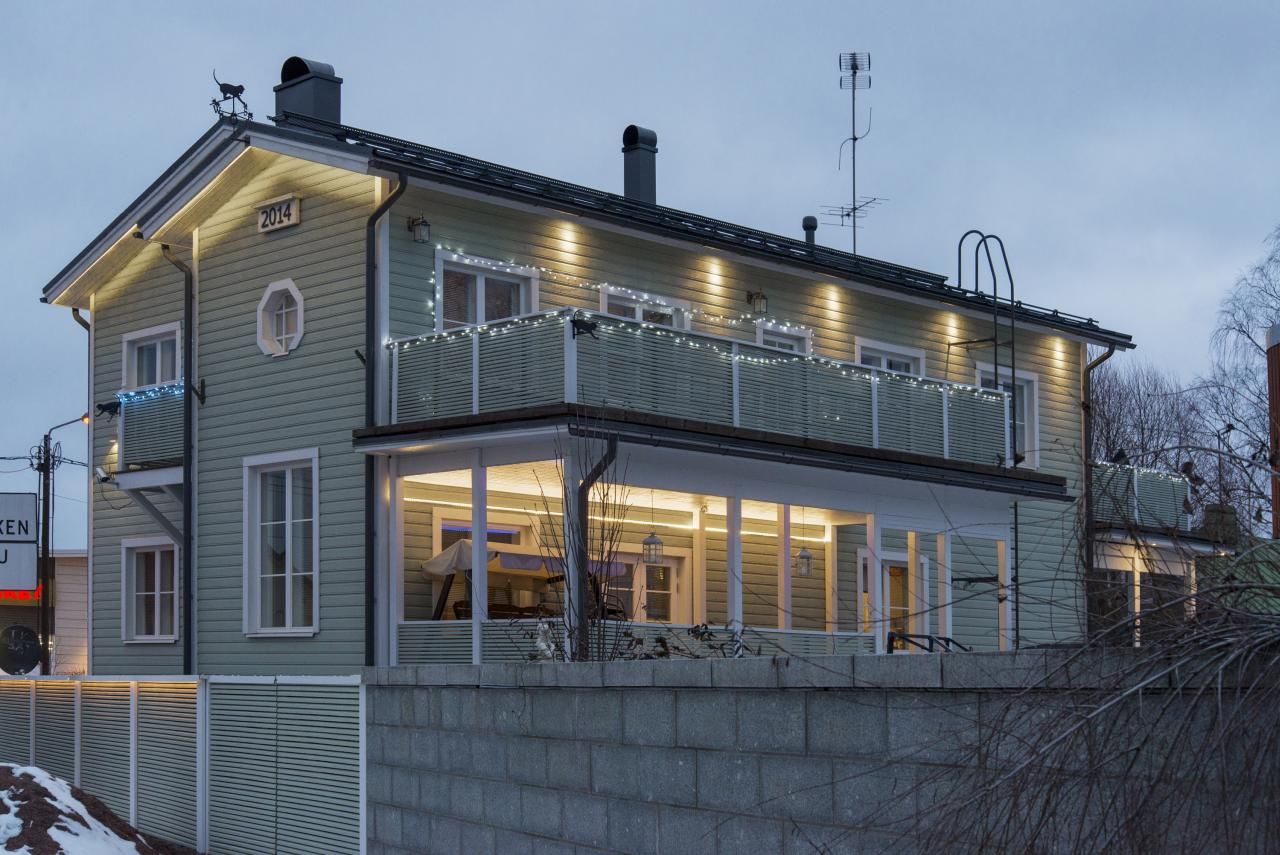 LED STORE -kyltti valkoisilla isoilla kirjaimilla vihreällä taustalla ja valkoinen neliö, joka edustaa LED-valaistusliikkeen tuotemerkkiä.