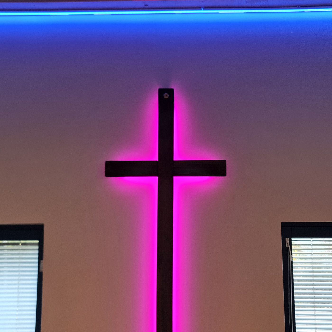 Tapiolan kirkkon ristin RGB valaistus by ledstore.fi