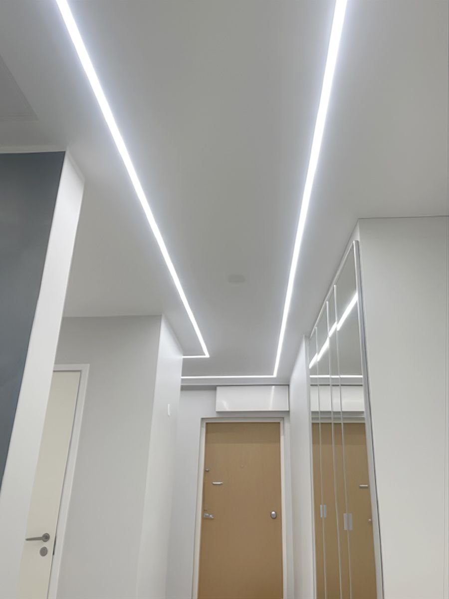 Tehokas ja minimalistinen led nauha valaistus on luotu upotettavalla alumiiniprofiililla.
