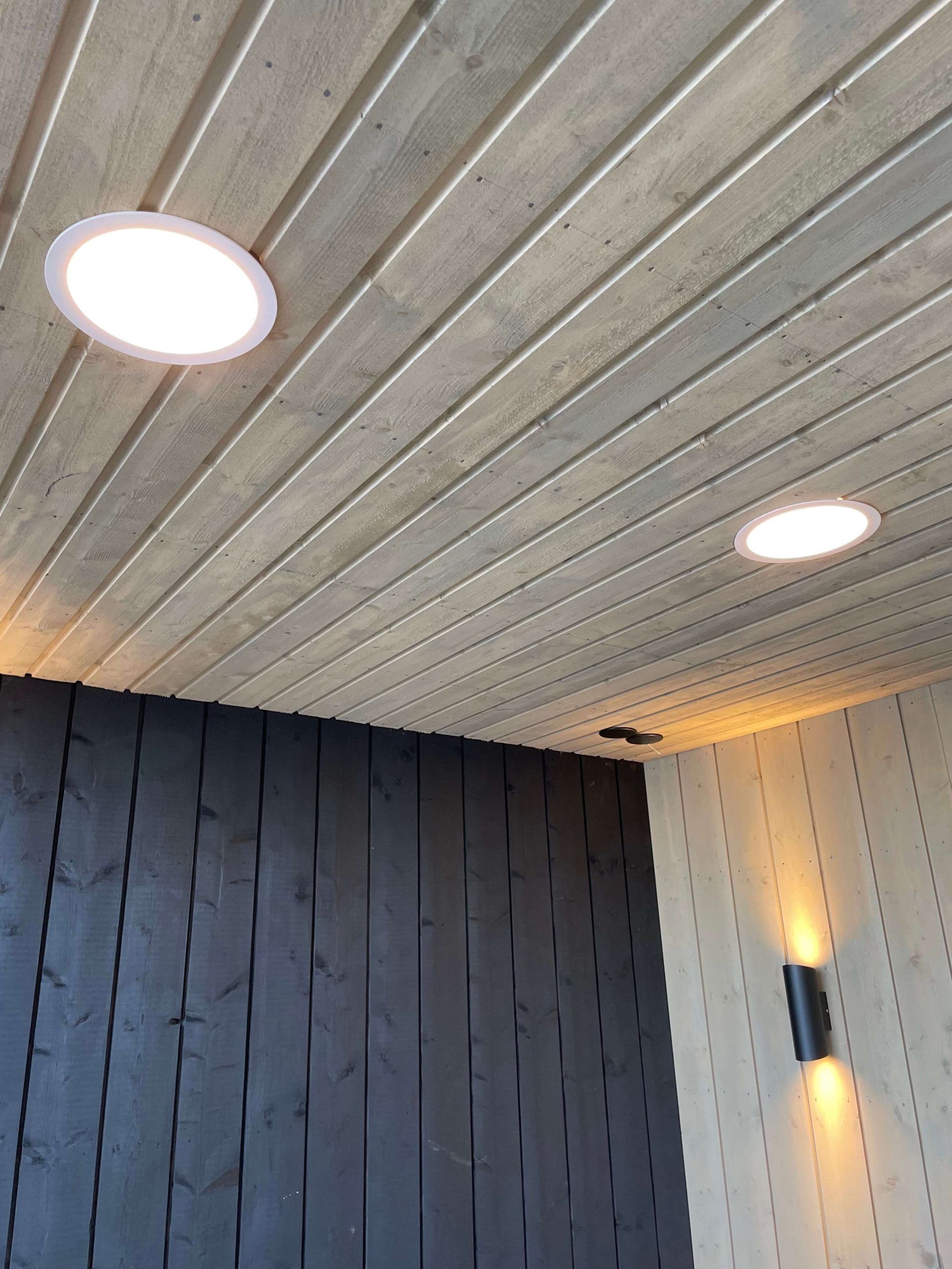 Plafond valaisin ulkotilassa.