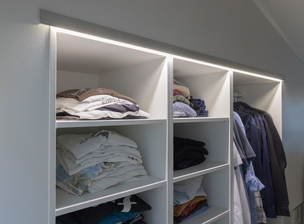 Hyllyn reunaan asennettuna led valonauhaa.